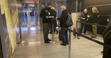 Brytyjczyk sfałszował paszport na COVID. Wpadł w Polsce