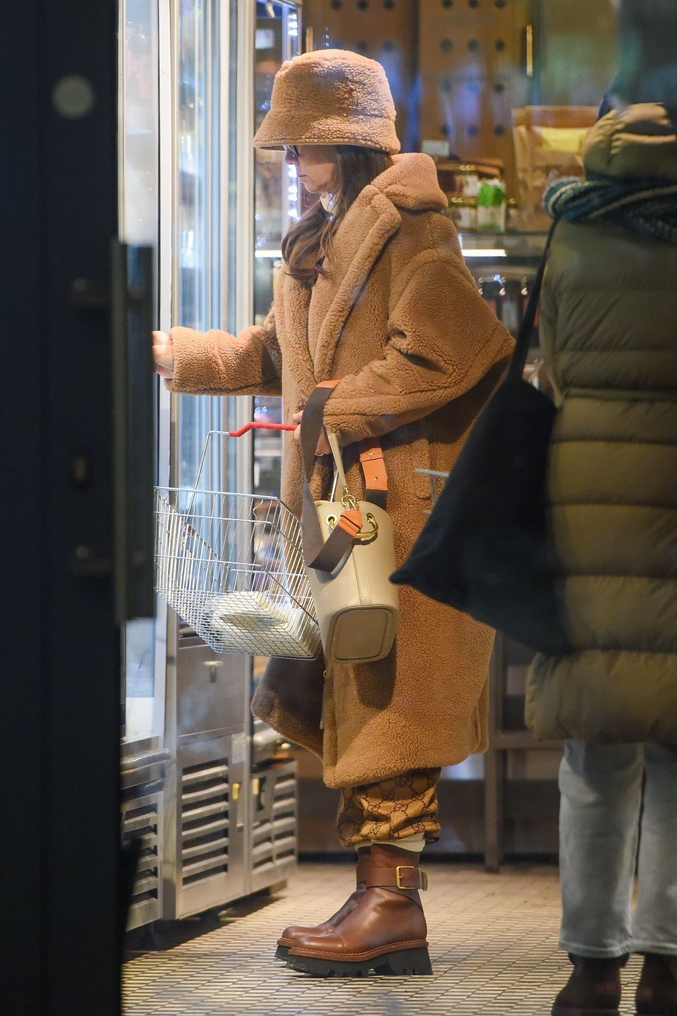 Wystylizowana Kinga Rusin robi rundkę po mieście