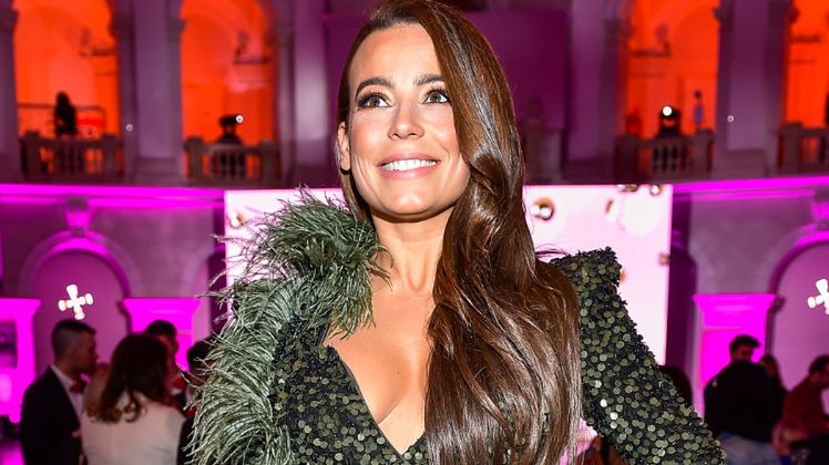 Anna Mucha pozuje w sukni z dekoltem do pępka