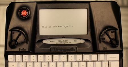 Hemingwrite – maszyna do pisania na papierze… elektronicznym