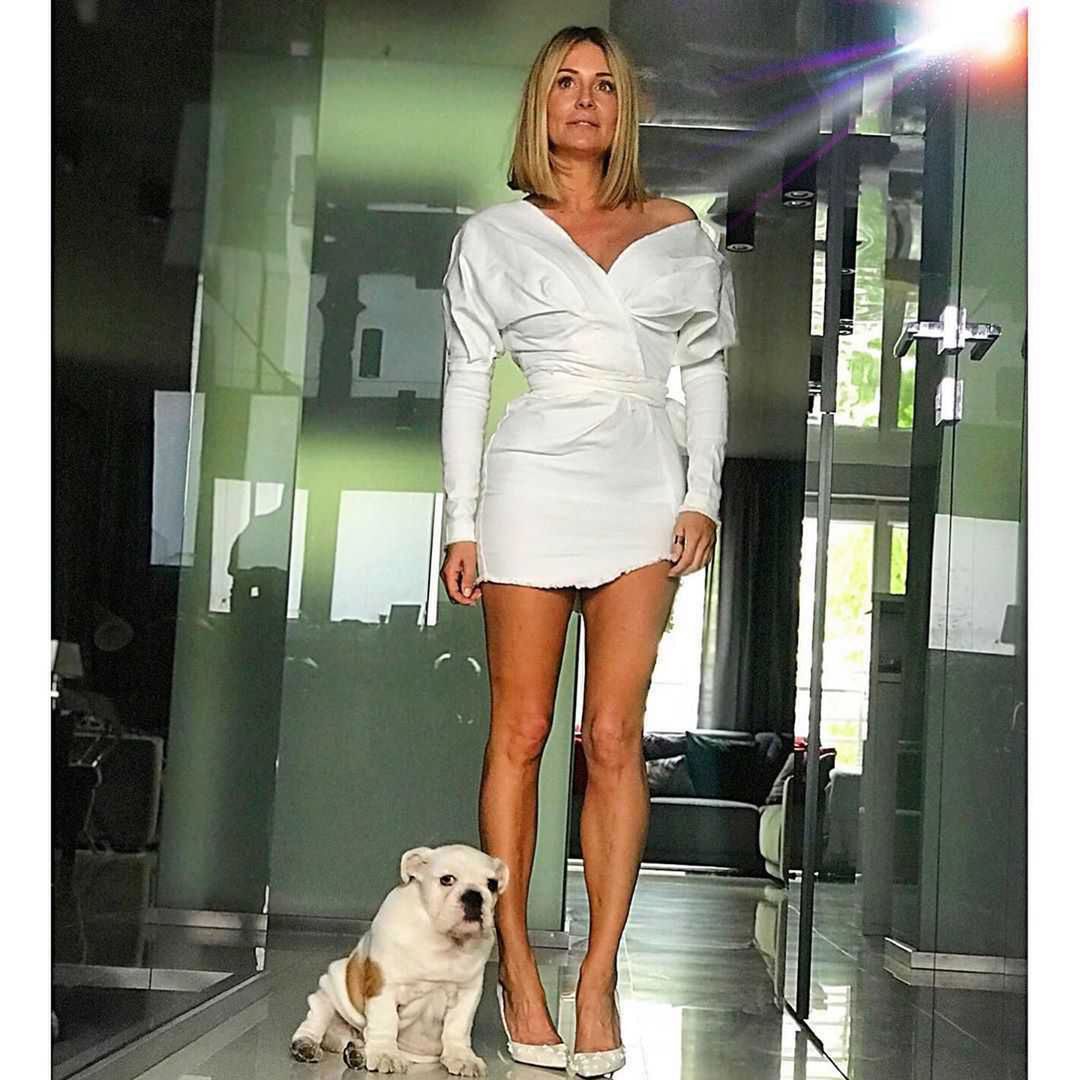 Małgorzata Rozenek w porwanej mini idzie na kolację z Radosławem