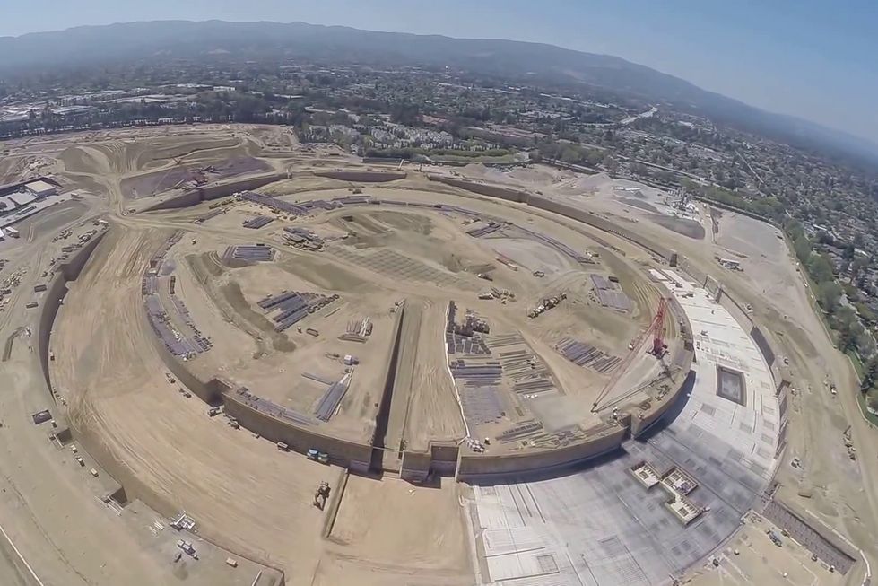 Dron szpieguje plac budowy nowej siedziby Apple’a. Jest gigantyczna!