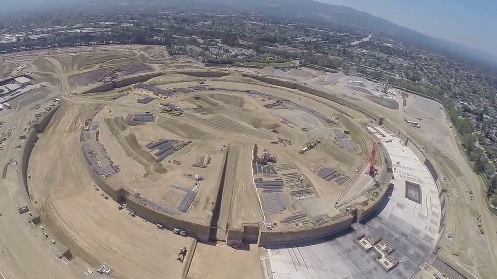 Dron szpieguje plac budowy nowej siedziby Apple’a. Jest gigantyczna! 1