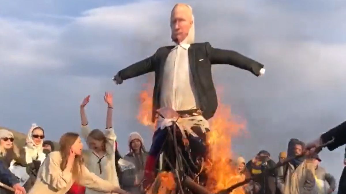 Demonstranci spalili kukłę z wizerunkiem Władimira Putina w Tbilisi