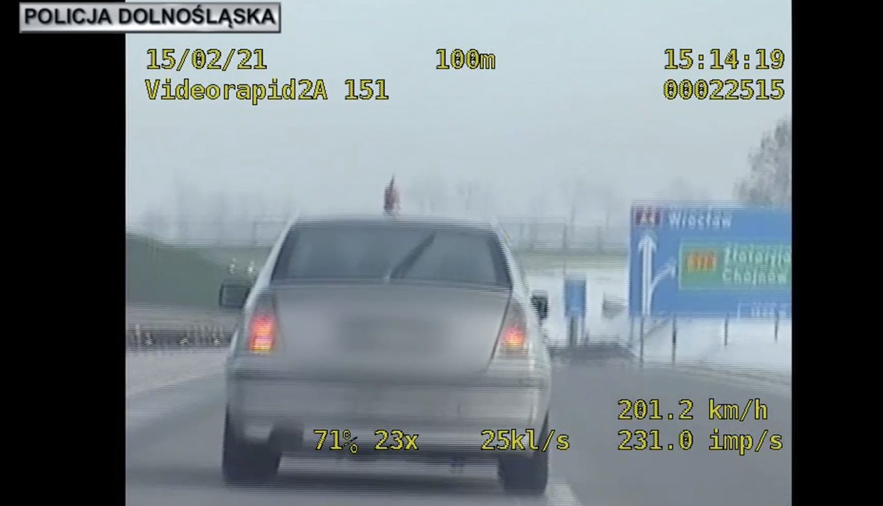 Bolesławiec. Pościg za kierowcą BMW, który pędził 200 km/h. Poszkodowany policjant