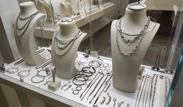 Polski producent biżuterii rusza na podbój rynku. Otworzył pierwszy sklep