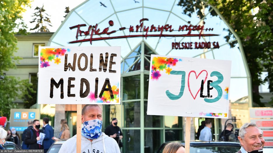 Protest słuchaczy przed siedzibą Trójki przy ul. Myśliwieckiej