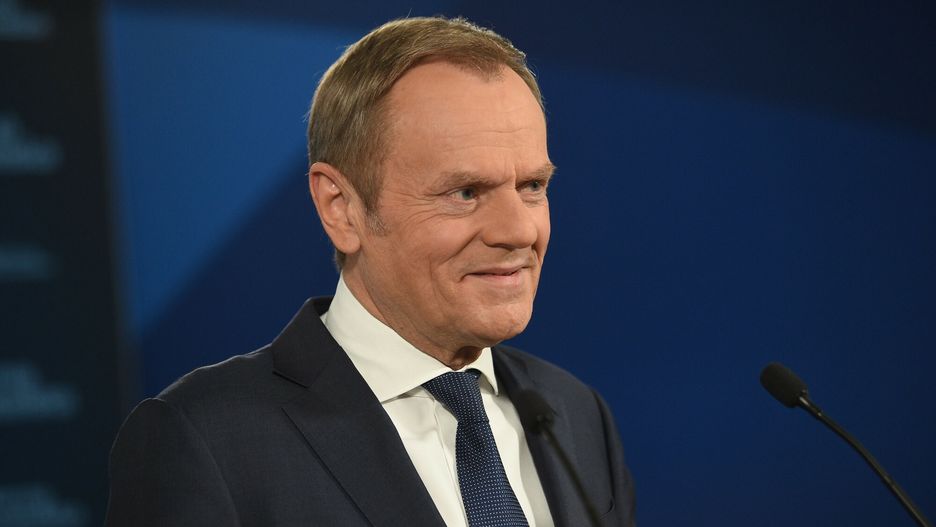 Tusk składa życzenia Trzaskowskiemu. "Są tylko znaki" 