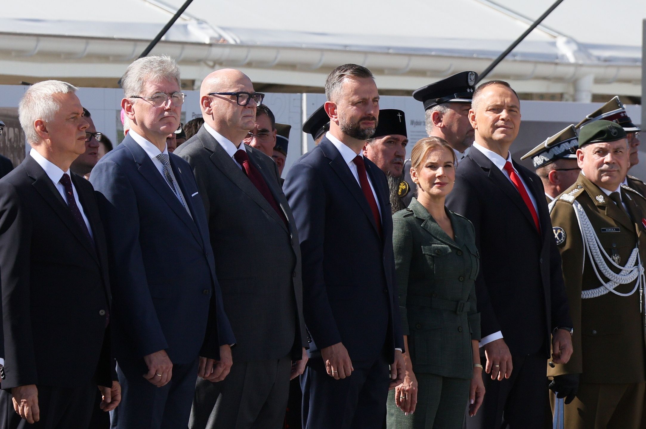 Warszawa, 15.08.2026. Pierwszy rząd (L-P): minister-koordynator służb specjalnych Tomasz Siemoniak, wicemarszałek Senatu Maciej Żywno, wicemarszałek Sejmu Piotr Zgorzelski, wicepremier, minister obrony narodowej Władysław Kosiniak-Kamysz, pierwsza dama Marta Nawrocka, prezydent RP Karol Nawrocki i Szef Sztabu Generalnego WP gen. Wiesław Kukuła podczas uroczystej Zmiany Posterunku Honorowego przed Grobem Nieznanego Żołnierza na pl. Piłsudskiego w Warszawie, 15 bm. Trwają obchody Święta Wojska Polskiego, które w tym roku odbywają się pod hasłem ?Polska SAFE - bezpieczna Polska?. (sko) PAP/Paweł Supernak