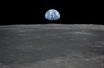 Ziemska atmosfera na Księżycu. Jak to w ogóle możliwe?