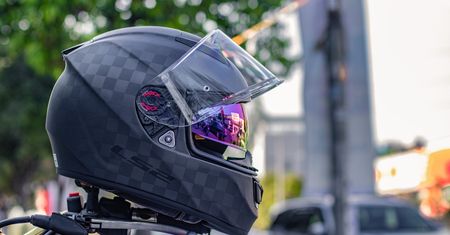 Jak wybrać kask motocyklowy? Warto zwrócić uwagę na szczegóły