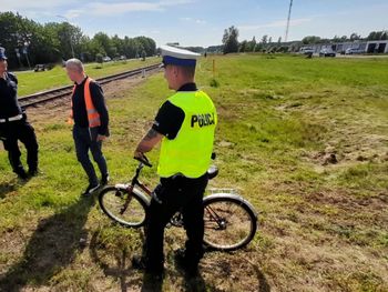 Rowerzysta wymusił pierwszeństwo na przejeździe kolejowym i zderzył się z szynobusem. Miał mnóstwo szczęścia