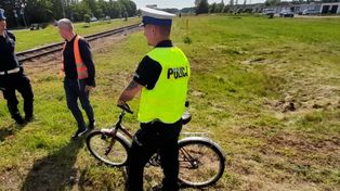 Rowerzysta wymusił pierwszeństwo na przejeździe kolejowym i zderzył się z szynobusem. Miał mnóstwo szczęścia
