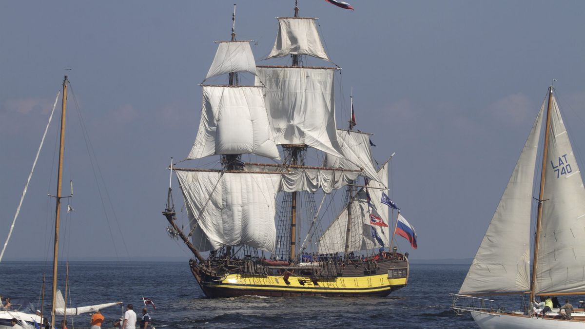 Tall Ships Race 2013
epa03805692 Russian frigate Shtandart (C) during the Tall Ships Race 2013 parade in Riga, Latvia 28 July 2013. Riga hosted the Tall Ships Races fleet from 25 - 28 July 2013. The event finished with Parade of Sail on 28 July when the fleet will leave Riga port to race to Szczecin, Poland.  EPA/VALDA KALNINA LATVIA OUT/LITHUANIA OUT/ESTONIA OUT 
Dostawca: PAP/EPA.
VALDA KALNINA