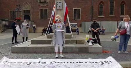 Wrocław. Protest opozycji na Rynku. PiS pod pręgierzem