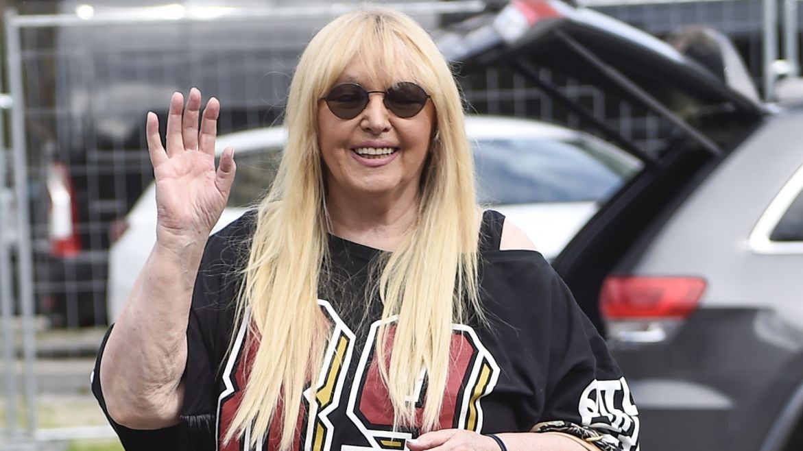 scena z: Maryla Rodowicz, SK:, , fot. Kurnikowski/AKPA57. KFPP Opole 2020, BINARY<(40) bytes>, bluzka sportowa, buty Dolce & Gabbana, Festiwal w Opolu 2020, Krajowy Festiwal Piosenki Polskiej, Krajowy Festiwal Piosenki Polskiej Opole 2020, legginsy czarne, BINARY<(25) bytes>, Opole, Opole 2020, sylwetka, torebka Chloe, BINARY<(14) bytes>, gest, Maryla Rodowicz