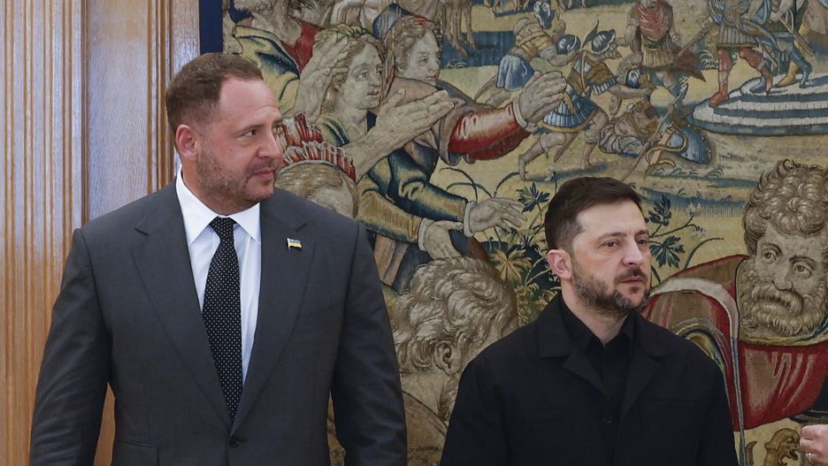 Spain's King Felipe VI (C) and Ukrainian President Volodymyr Zelensky (2L) pose for a group photo next to Spanish Foreign Affairs Minister, Jose Manuel Albares (2R) during their meeting at La Zarzuela Palace, in Madrid, Spain, 18 November 2025. EPA/J.J. GUILLEN Dostawca: PAP/EPA.