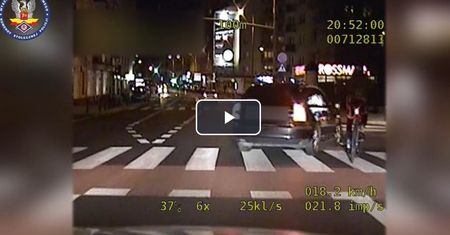 Warszawa. O krok od tragedii na Powiślu. Rowerzystę uratowała ostrożność i refleks