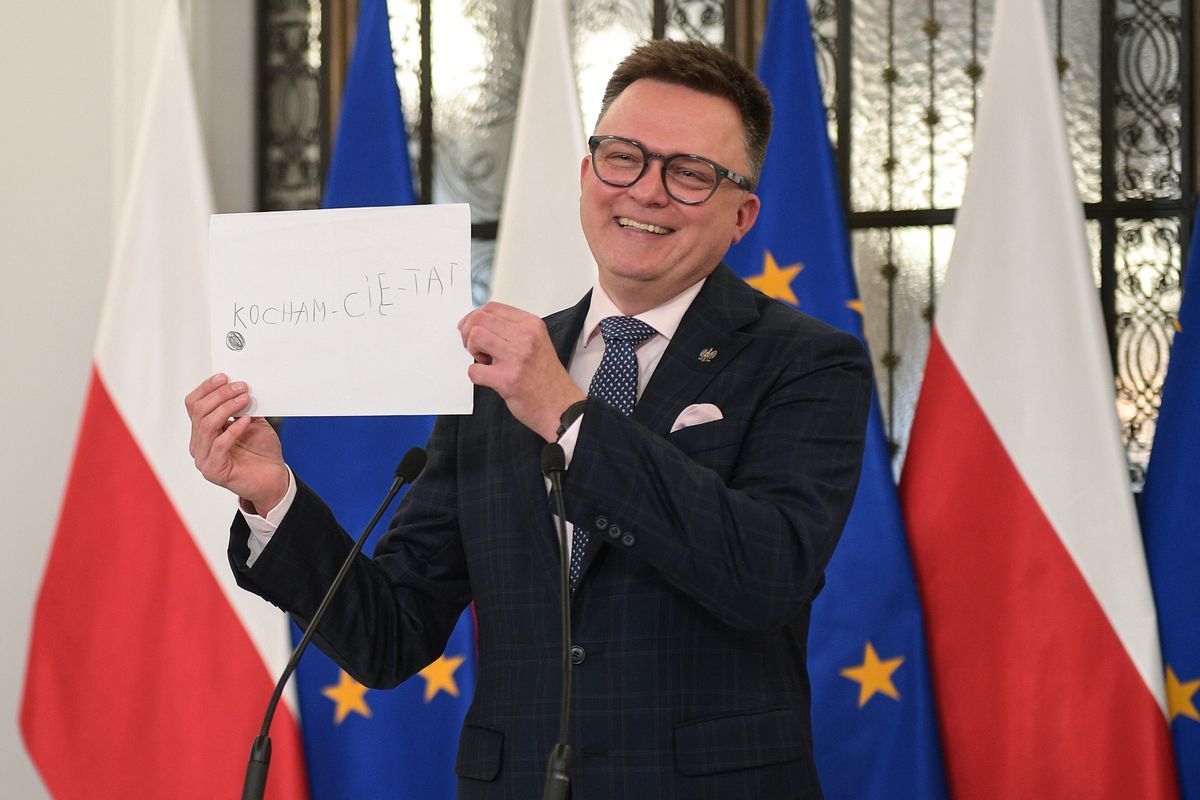 
Marszałek Szymon Hołownia podczas konferencji w Sejmie pokazał prywatną wiadomość od 6-letniej córki Mani