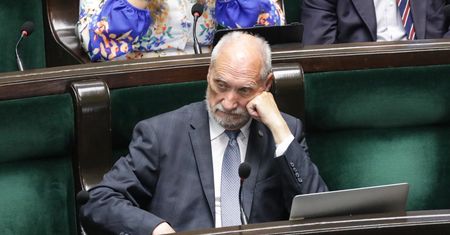 "Proszę opuścić mównicę". Macierewicz aż pokrzykiwał w Sejmie