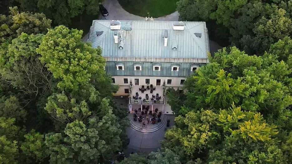 W sylwestrowy wieczór w Pałacu w Rybnej miał wystąpić Andrzej Poniedzielski. Tak wynika z umowy, którą posiada Austriacko – Polskie Towarzystwo Muzyczne, którego prezesem jest znany w Tarnowskich Górach muzyk Piotr Gładki. Fot. Jarosław Myśliwski