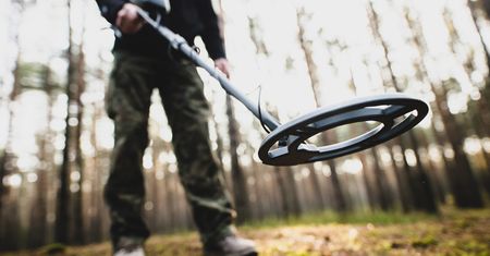 Chodził z wykrywaczem metali po lesie. Niebywałe, co znalazł pod Zamościem