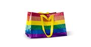 Tęczowa torba Ikea w sprzedaży. Dochód na szczytny cel