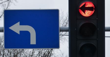 Kierowcy dalej robią błąd. Mylą dwa rodzaje strzałek w lewo
