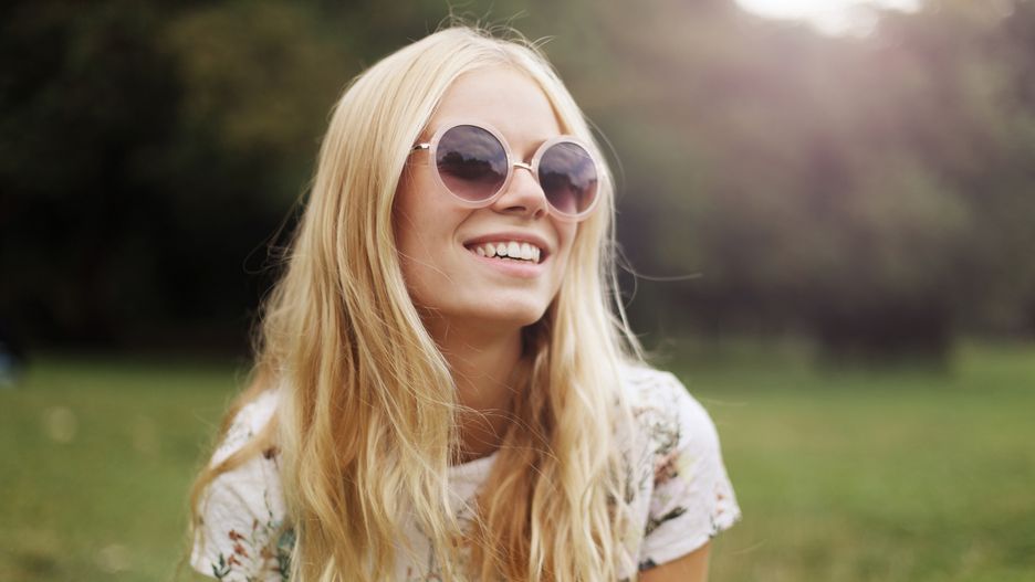 blondynka na łące
