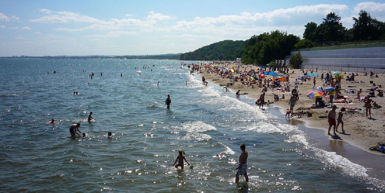 Akcja nad Bałtykiem. Saperzy unieszkodliwią minę. Seria zakazów nad polskim morzem