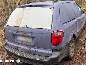 Łącznica: Ukradł drewno i ugrzązł w błocie. Poszedł po pomoc, gdy wrócił czekali już na niego policjanci