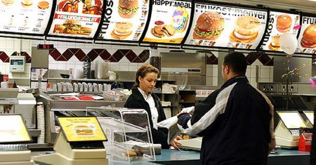 McDonald's będzie walczył z klientami bez maseczek. Pracownicy wezwą policję
