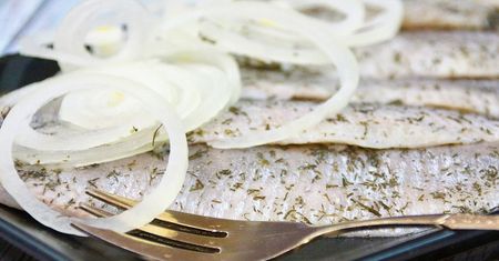 Śledzie na wigilię. Gdzie kupić? CENA: Biedronka, Lidl, Kaufland, Aldi, Auchan
