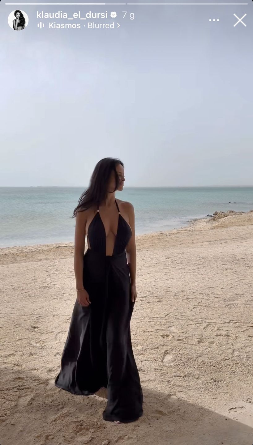 Klaudia el Dursi hasa po plaży w śmiałej stylizacji