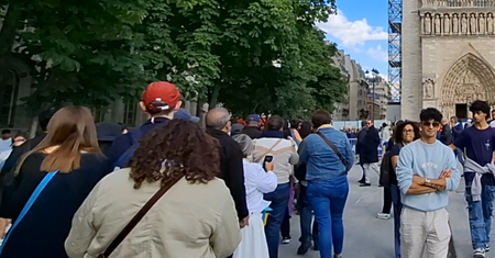 Gigantyczne tłumy. W kolejkach słychać polski język