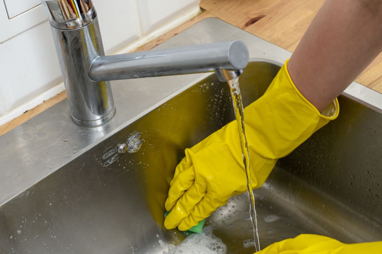 Natural sink cleaning: A simple solution for a spotless kitchen