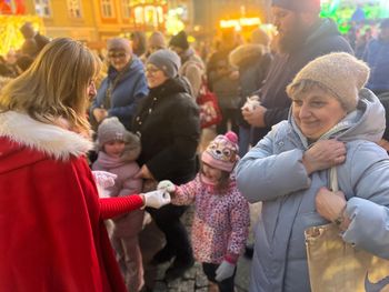 Radom: Jarmark Bożonarodzeniowy na osiedlu Ustronie. Stoiska rękodzielników, święty Mikołaj i niespodzianki