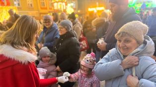 Radom: Jarmark Bożonarodzeniowy na osiedlu Ustronie. Stoiska rękodzielników, święty Mikołaj i niespodzianki