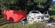 Młody kierowca zginął po koszmarnym wypadku. Osobówka przejechała przez dwa rowy i rondo