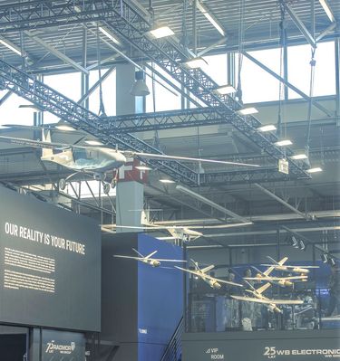 Podwieszona nad stanowiskiem WB Electronics wystawa dronów.