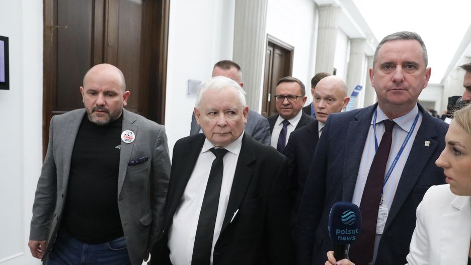 Jaros�aw Kaczy�ski, Mariusz Gosek
Warszawa, 16.f01.2024. Prezes PiS Jaros�aw Kaczy�ski (2L) oraz pose� PiS Mariusz Gosek (L) w Sejmie w Warszawie, 16 bm. G��wnym przedmiotem prac pos��w podczas rozpoczynaj�cego si� dwudniowego posiedzenia ma by� bud�et na 2024 r. (jm) PAP/Tomasz Gzell
Tomasz Gzell
10 10., polityk, polityka, posiedzenie, sala obrad, sala plenarna, sejm, sejmu, X kadencja, X kadencji, bud�et 2024, PiS