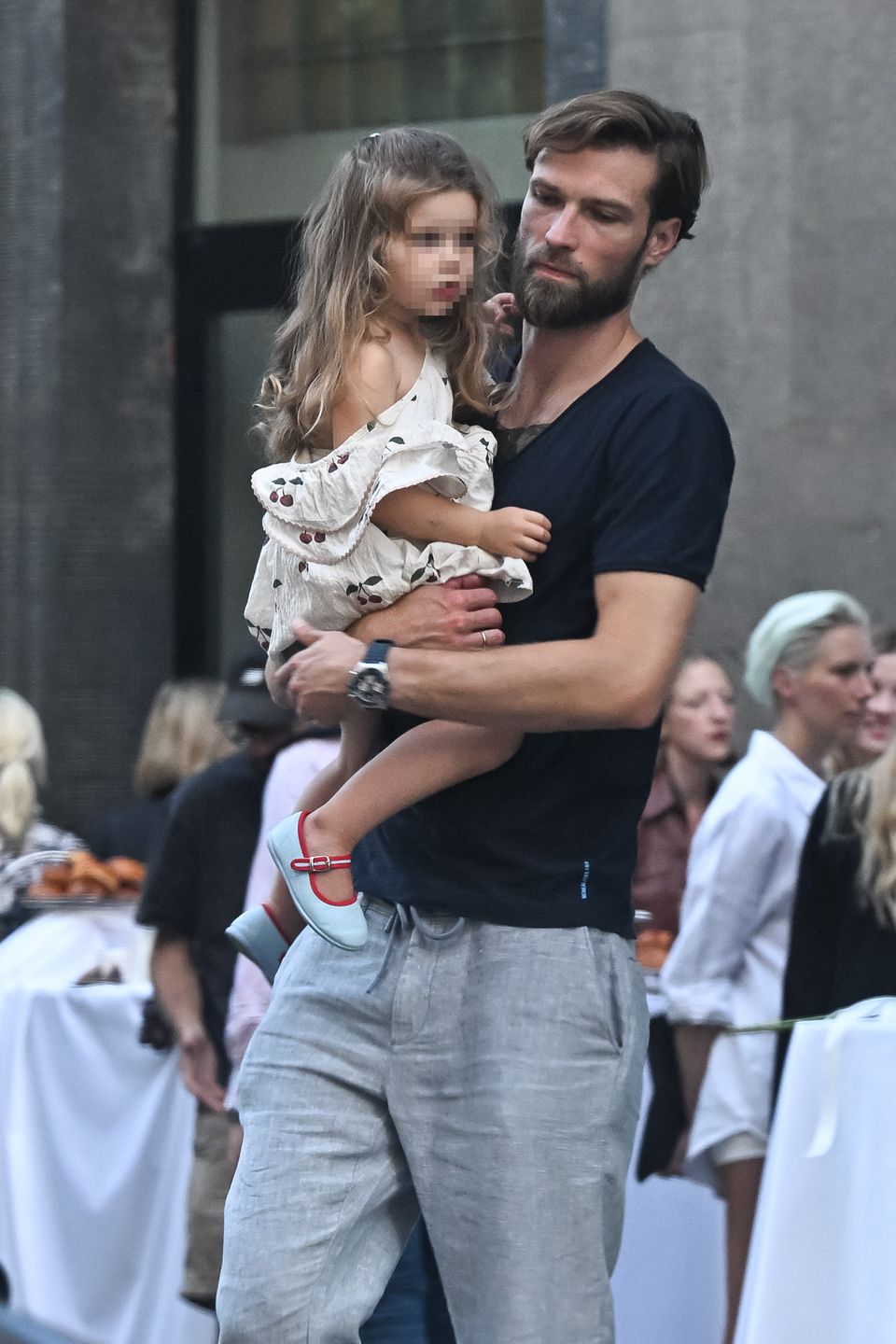 Zofia Zborowska i Andrzej Wrona sfotografowani z córką na mieści