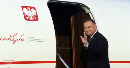 Prezydent na wakacjach. Europoseł PiS broni Dudy