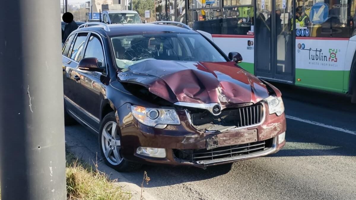 Zderzenie skody z renaultem na skrzyżowaniu al. Unii Lubelskiej z ul. Zamojską w Lublinie
