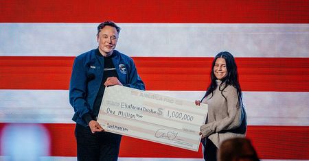 Musk pojechał w jedno miejsce. I rozdał czeki