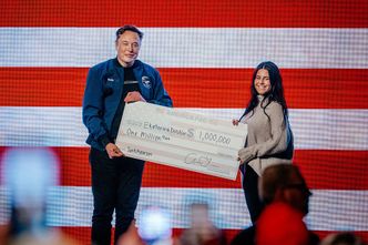 Musk pojechał w jedno miejsce. I rozdał czeki