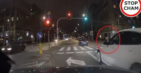 Szokujące zachowanie na drodze w Warszawie. Wyciągnął to i zaczął mu grozić