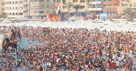 Tysiące Egipcjan na plażach. Niepokojący widok w trakcie upałów