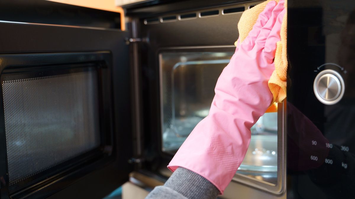 Usuń zapach spalenizny ze swojej mikrofali.