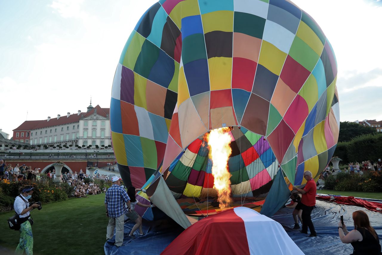 Warszawa. Start balonów z flagami z Ogrodów Dolnych Zamku Królewskiego w ramach widowiska "Balonowy Cud nad Wisłą" w 2020 r.